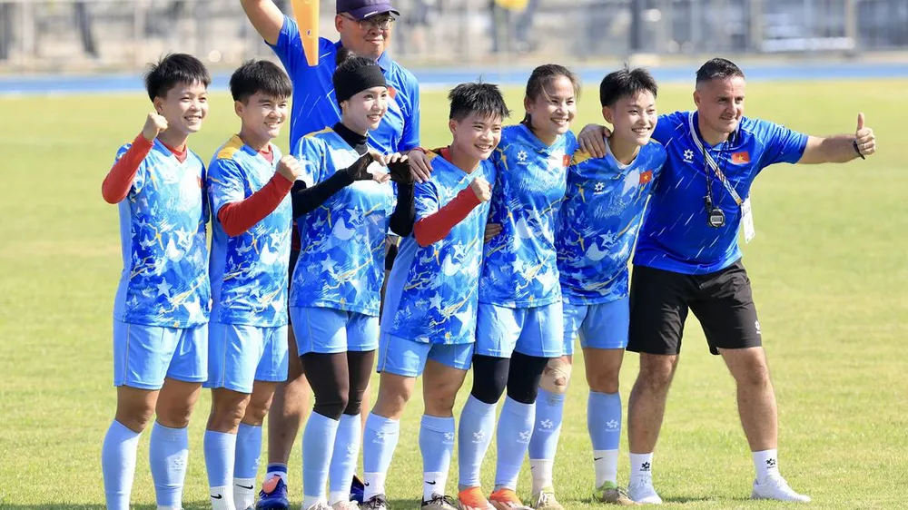 Đội tuyển nữ Việt Nam quyết tâm vượt khó để đoạt vé vào bán kết môn bóng đá nam SEA Games 33. ẢNH: DŨNG PHƯƠNG 