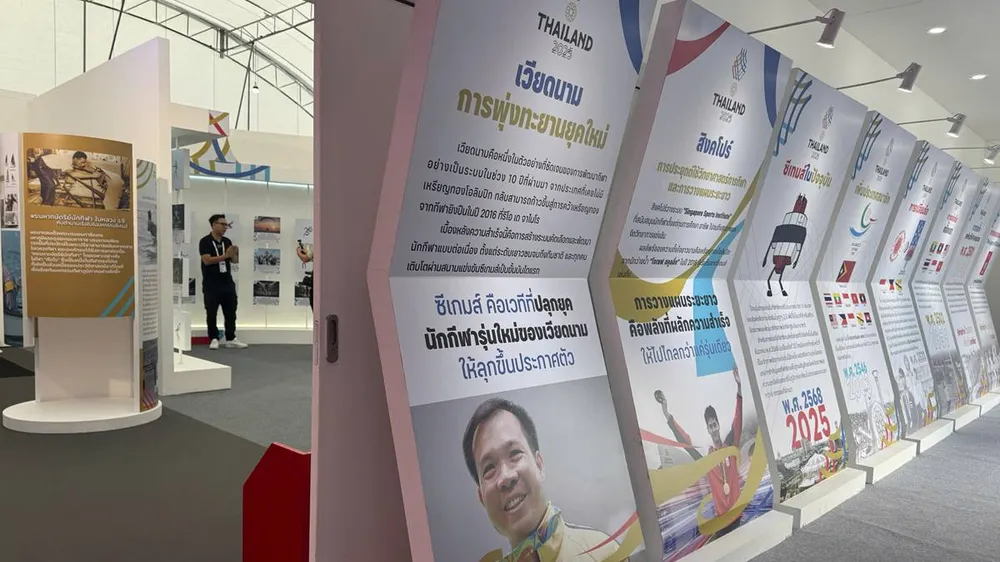 Ban tổ chức SEA Games 33 tôn vinh Hoàng Xuân Vinh. ẢNH: HỮU THÀNH 