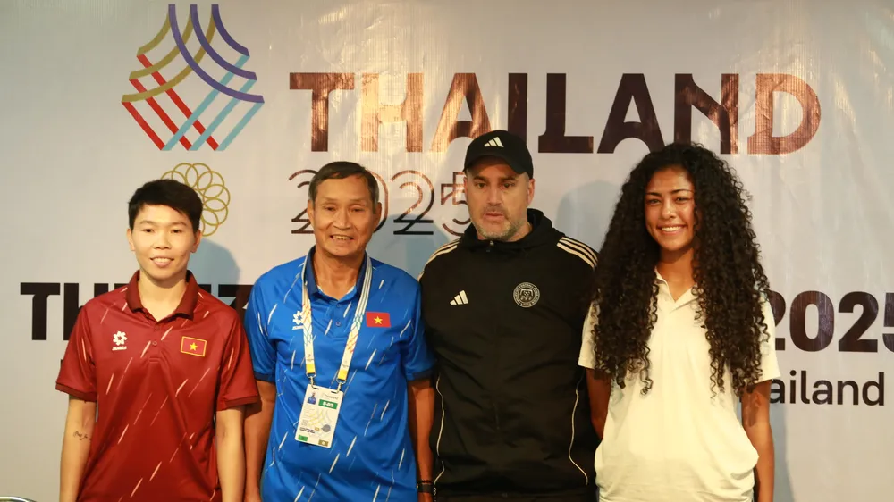 HLV Mai Đức Chung cùng thủ môn Trần Thị Kim Thanh tự tin bước vào trận chung kết SEA Games 33. ẢNH: DŨNG PHƯƠNG