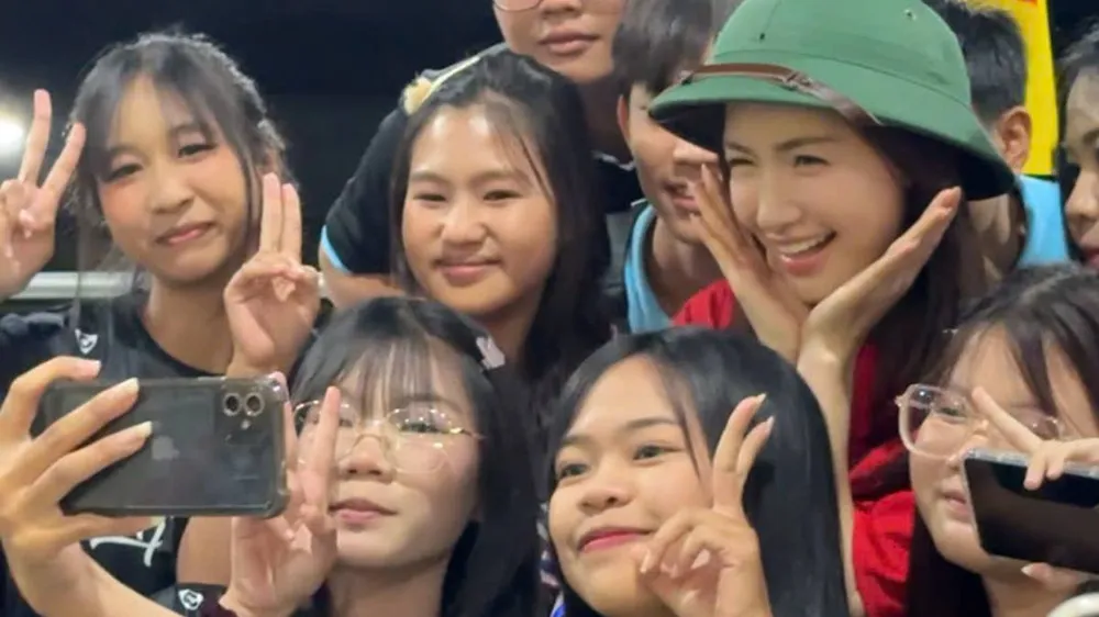 Hòa Minzy “đốt nóng” khán đài SEA Games 33, CĐV Thái Lan chào đón cuồng nhiệt