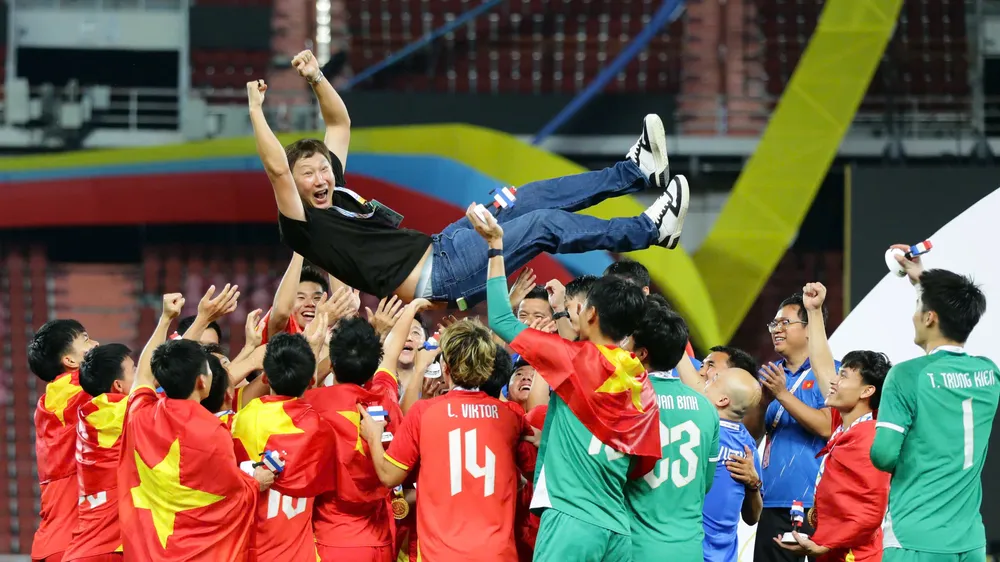 U22 Việt Nam lên ngôi SEA Games 33, các học trò nâng cao HLV Kim Sang-sik