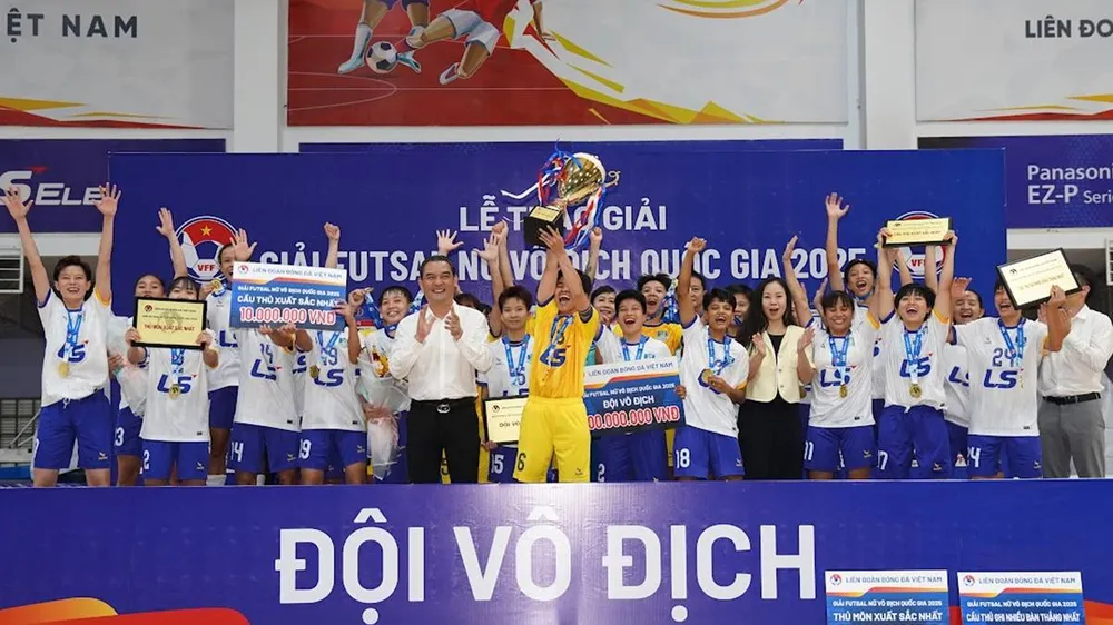 Khoảnh khắc Thái Sơn Nam TPHCM nâng cao danh hiệu Futsal nữ VĐQG 2025. ẢNH: TÂM HÀ 