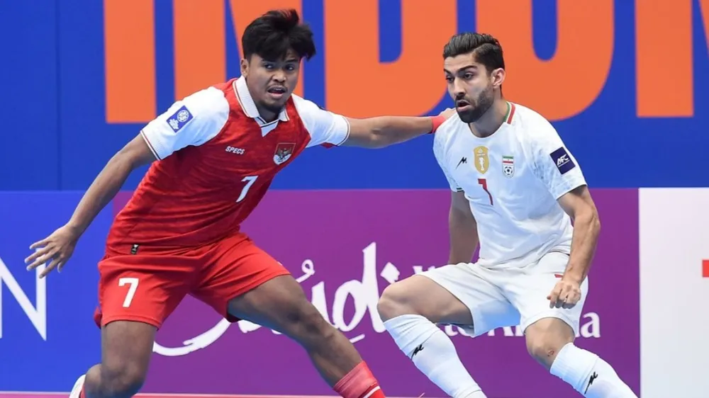 Các cầu thủ futsal Indonesia (áo đỏ) ngậm ngùi nhìn Iran bảo vệ thành công danh hiệu châu Á ngay trên sân nhà. ẢNH: AFC 