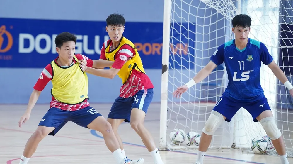 Các cầu thủ Trẻ TPHCM tích cực tập luyện vào những ngày cuối năm. ẢNH: NGUYỄN QUANG 