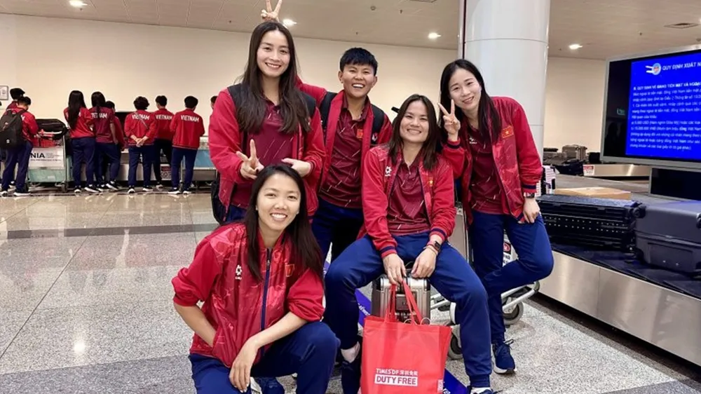 Đội trưởng Huỳnh Như và tiền vệ Nguyễn Thị Bích Thùy phải di chuyển xa về nhà đón Tết. ẢNH: ANH TRẦN 