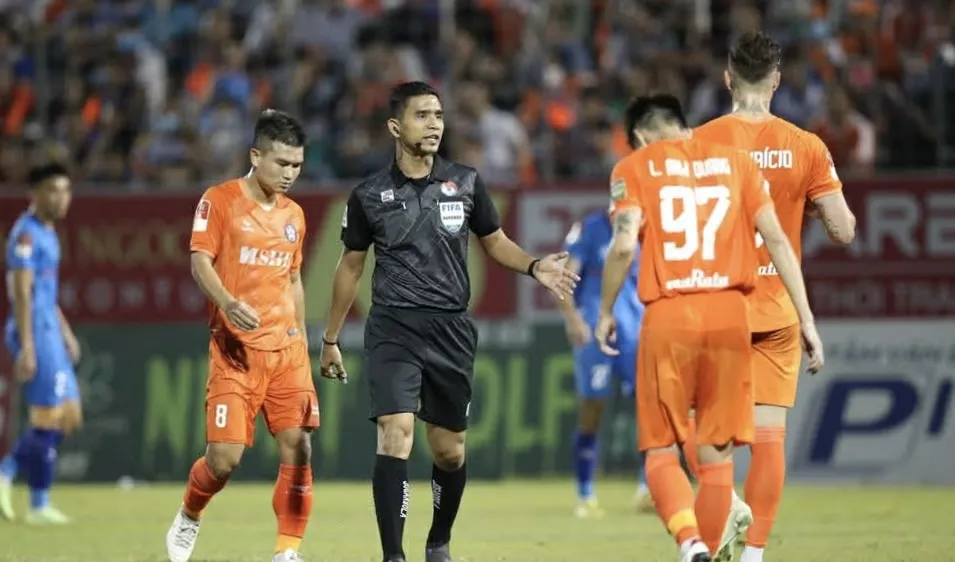 Trọng tài Muhammad Nazmi Bin Nasaruddin bắt chính trận Hà Nội FC - CAHN. ẢNH: VPF