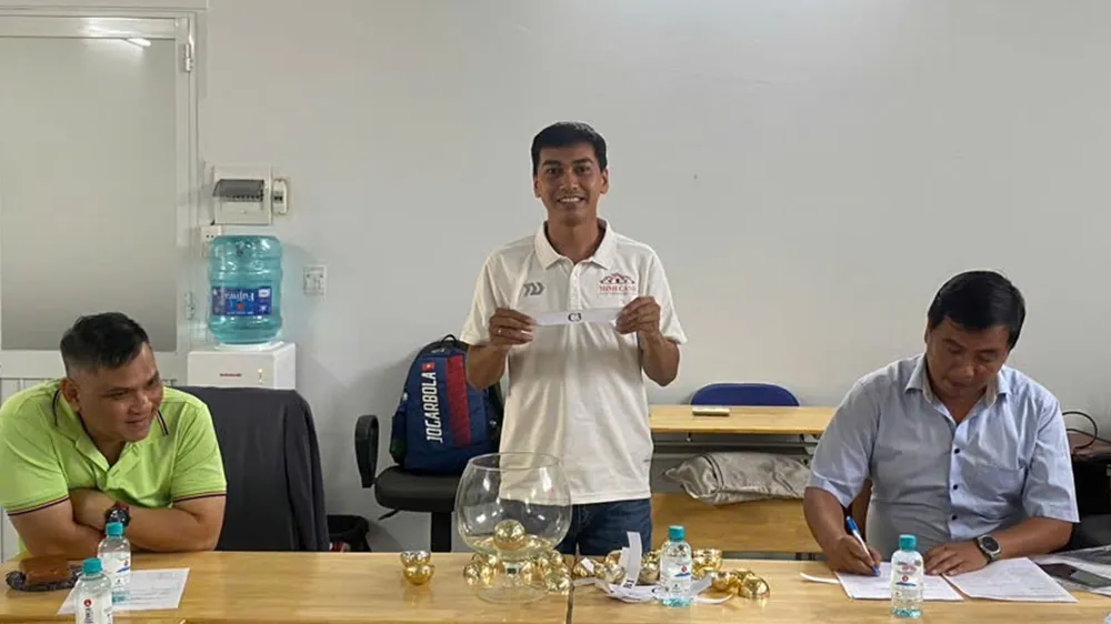HLV Nguyễn Minh Tân đại diện cho phường Phước Long tại buổi bốc thăm chia bảng môn futsal Đại hội TDTT TPHCM 2026. ẢNH: TÂM HÀ