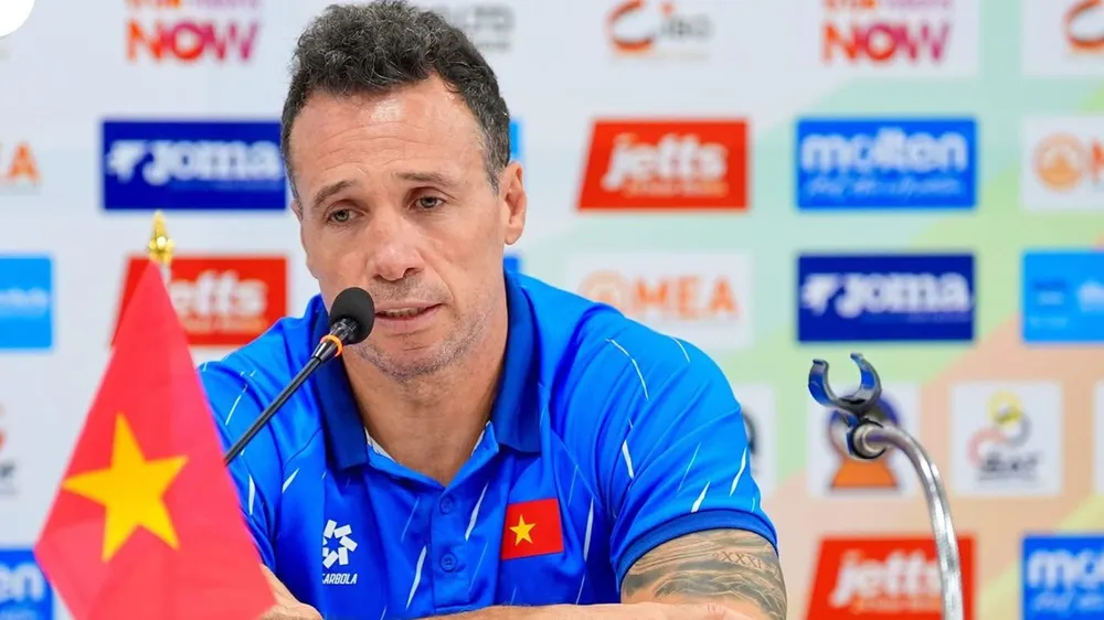 HLV Diego Giustozzi tự tin vào năng lực của các tuyển thủ futsal Việt Nam. ẢNH: FAT 