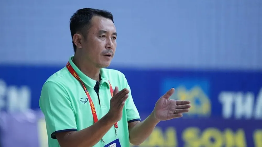Nhà cầm quân kỳ cựu Nguyễn Bảo Trung dẫn dắt đội tuyển futsal U19 Việt Nam. ẢNH: TÂM HÀ