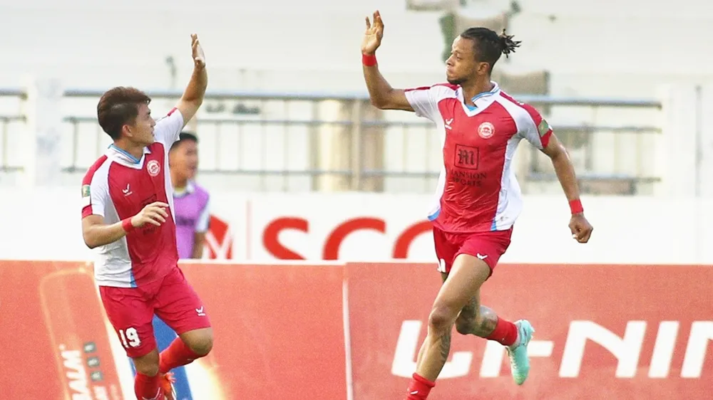 Cựu sao V-League Jermie Lynch tỏa sáng, nhưng vẫn không thể giúp CLB chủ quản TPHCM thoát thua. ẢNH: CAO TOÀN 