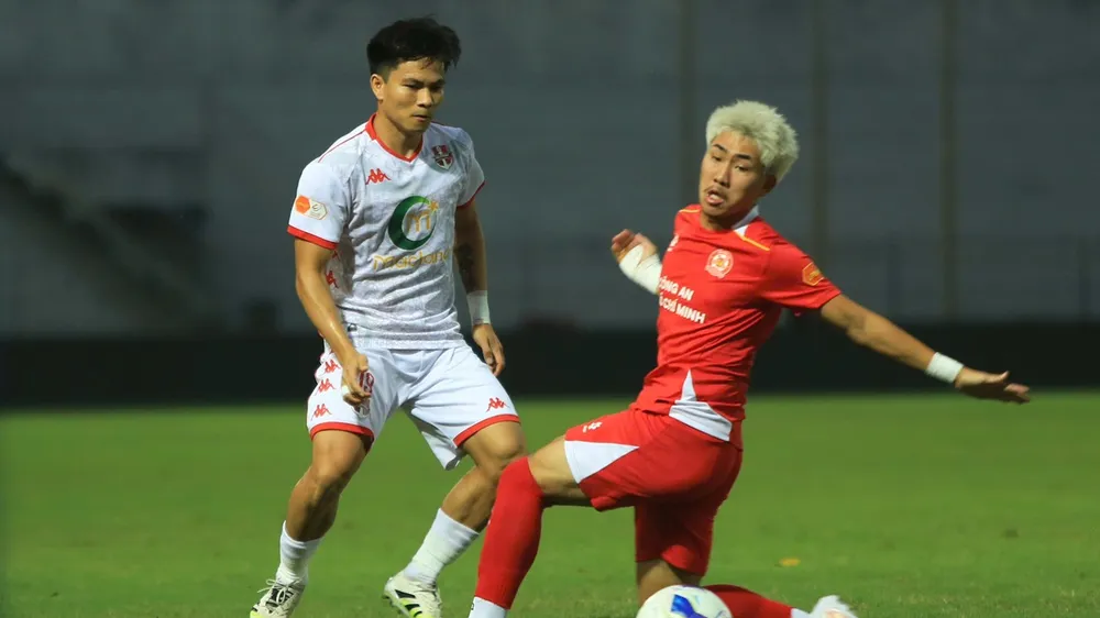 Khoa Ngô (áo đỏ) cùng các đồng đội tại Công an TPHCM đón nhận thất bại thứ 2 liên tiếp trên sân khách. ẢNH: DŨNG PHƯƠNG 