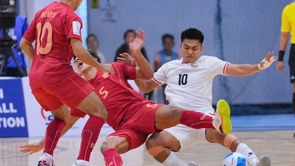 Đội tuyển futsal Indoneisa (áo trắng) đón nhận thất bại ở trận chung kết Giải futsal Đông Nam Á 2026. ẢNH: FAT 