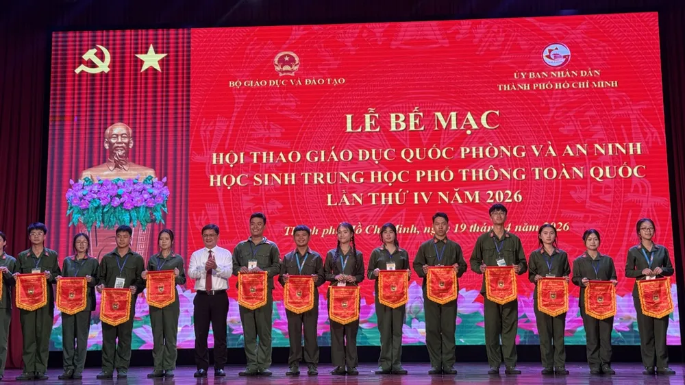 Trao thưởng cho các VĐV đạt thành tích cao tại Hội thao Giáo dục quốc phòng và an ninh học sinh THPT toàn quốc lần thứ IV năm 2026. ẢNH: TÂM HÀ 