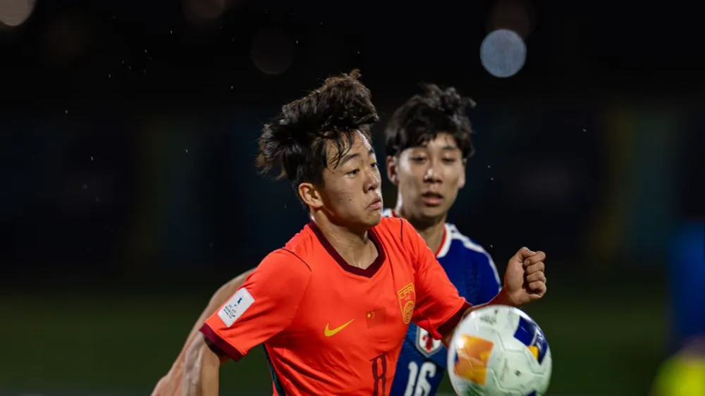 Trung Quốc (áo đỏ) đón nhận thất bại trước Nhật Bản ở trận chung kết U17 châu Á 2026. ẢNH: AFC 