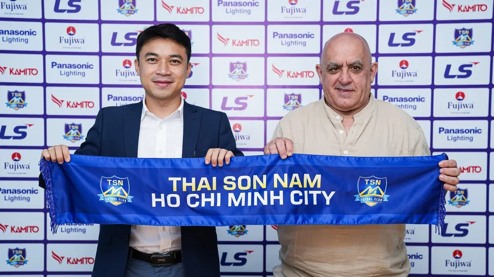 Lãnh đạo CLB futsal Thái Sơn Nam TPHCM chào đón chuyên gia Luis Fonseca. ẢNH: ANH TRẦN 