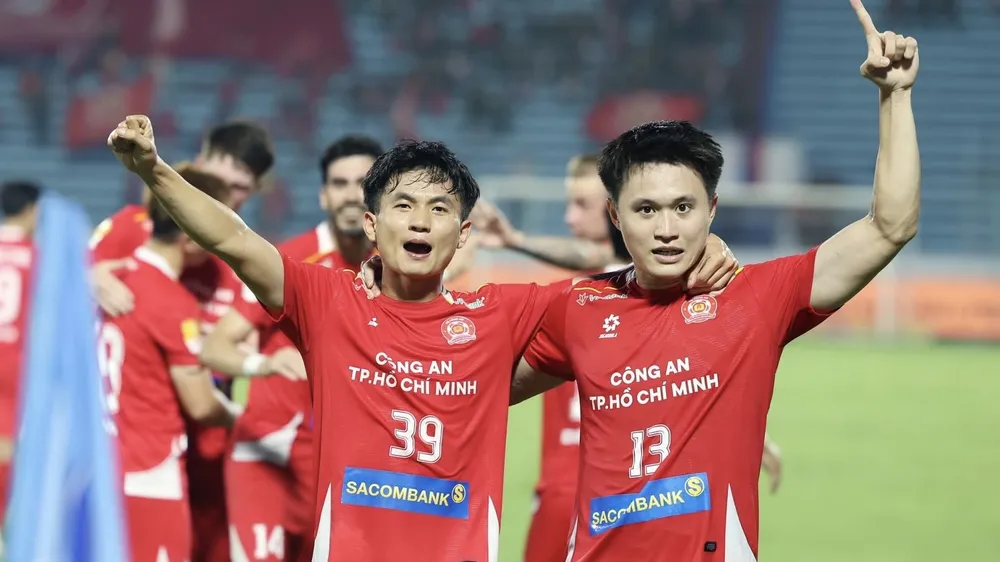 Niềm vui của các cầu thủ Công an TPHCM. ẢNH: ĐÌNH VIÊN