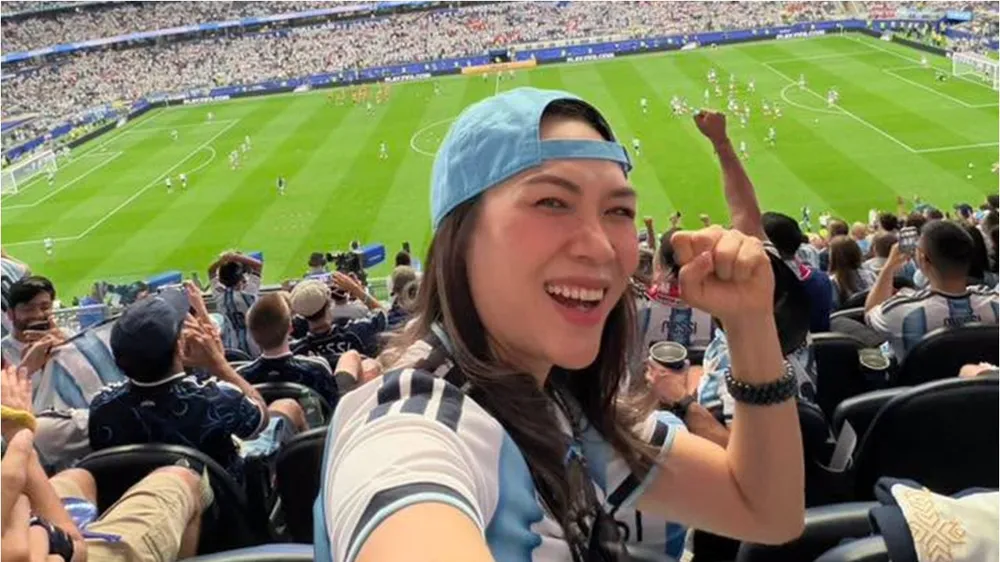 Ca sĩ Mỹ Tâm phấn khích chia sẻ hình ảnh lần đầu tiên xem Messi thi đấu ngoài đời. ẢNH: FBNV 