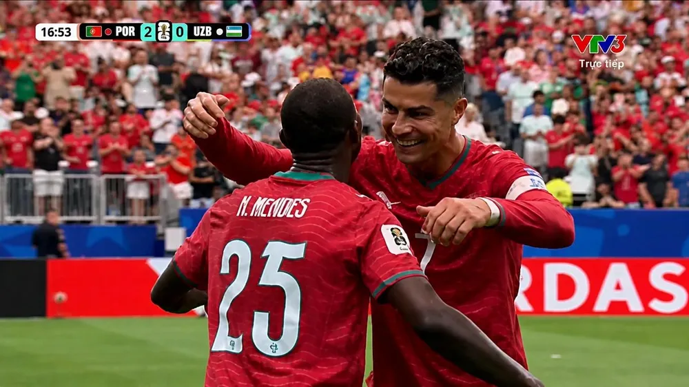Ronaldo lập cú đúp sau 39 phút thi đấu với Uzbekistan. ẢNH: VTV 