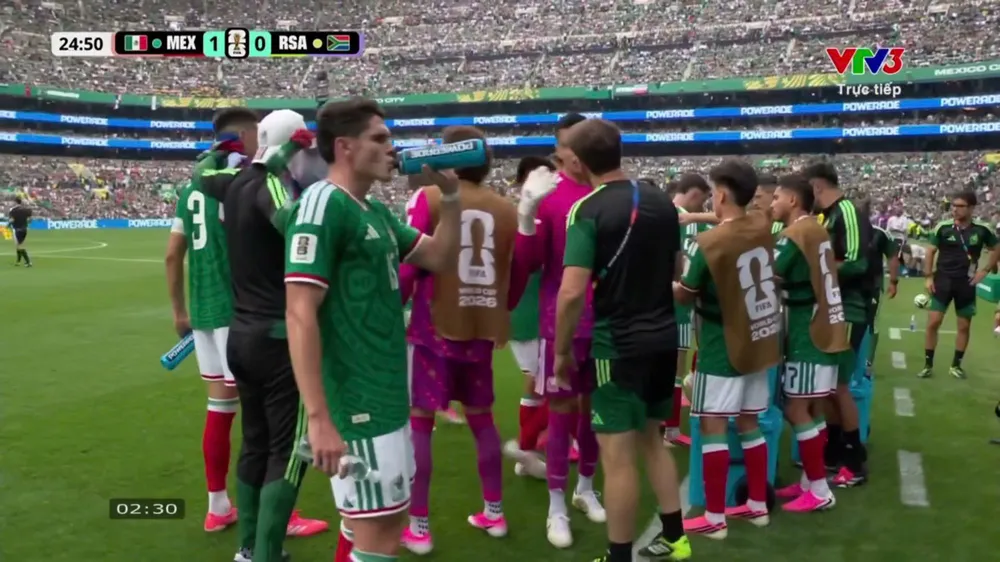 Mỗi trận đấu tại World Cup 2026 sẽ có 2 quãng nghỉ để các cầu thủ tiếp nước. ẢNH: VTV 