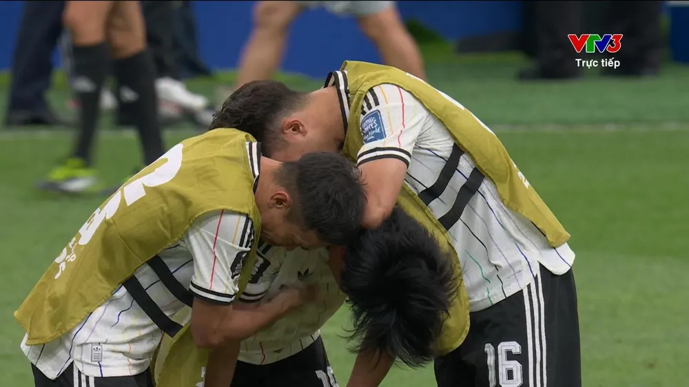Các cầu thủ Nhật Bản thất vọng, bật khóc sau khi dừng bước tại vòng 1/16 World Cup 2026. ẢNH: VTV