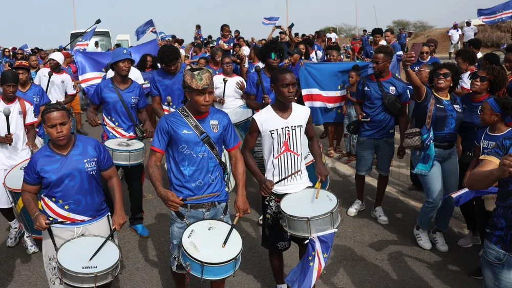 Người dân quốc đảo Cape Verde đổ về sân bay đón các tuyển quốc gia về nước 