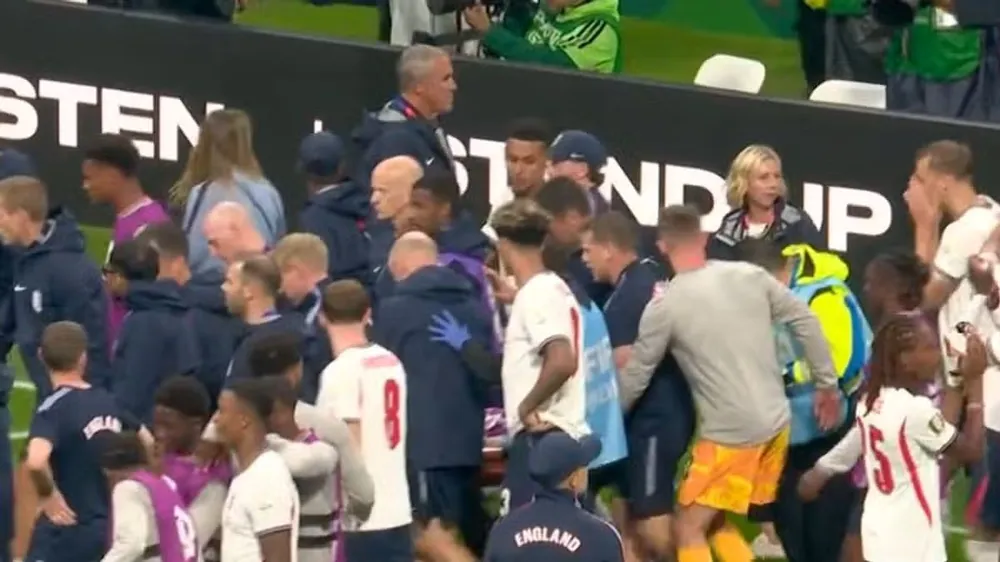 Các thành viên của tuyển Anh tập trung đưa Jordan Henderson rời khỏi sân đến thẳng bệnh viện
