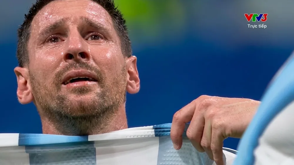 Messi bật khóc sau trận đấu đầy cảm xúc tại vòng 1/8 World Cup 2026. ẢNH: CHỤP MÀN HÌNH VTV