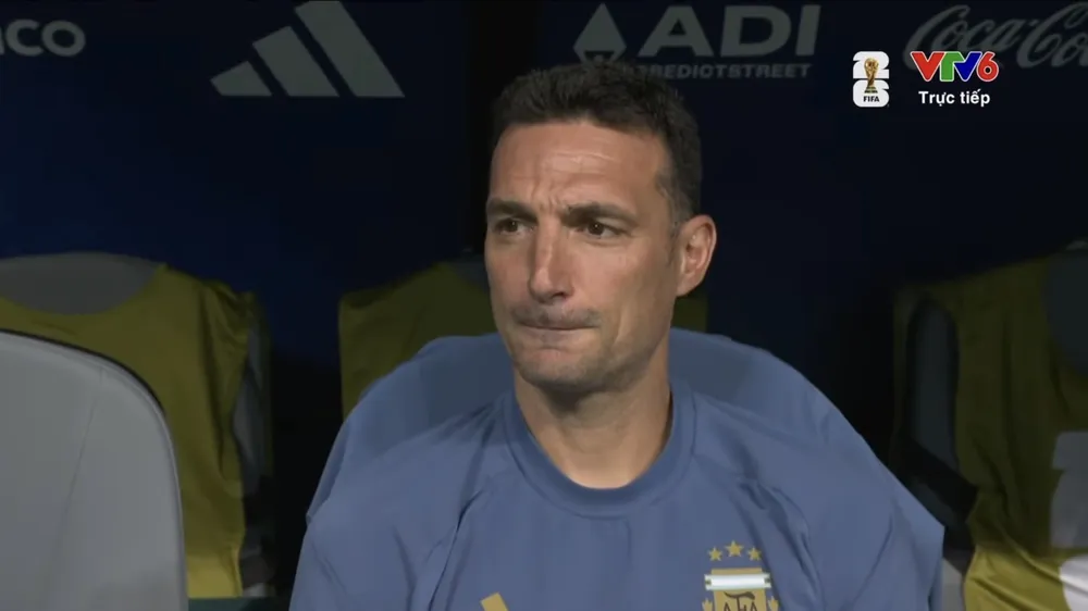 HLV Lionel Scaloni đã bật khóc khi cùng Argentina vào tứ kết World Cup 2026. ẢNH: CHỤP MÀN HÌNH VTV
