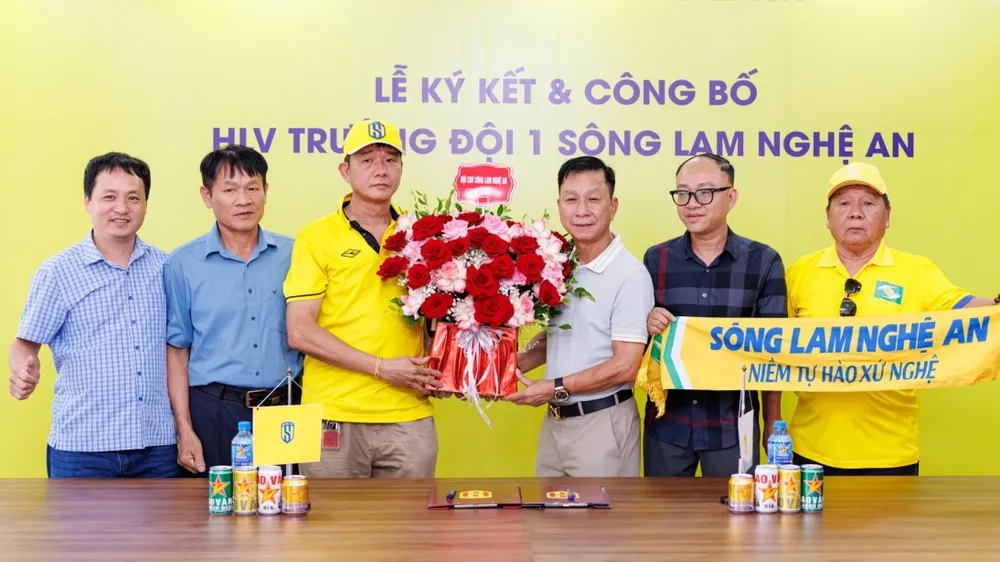HLV Văn Sỹ Sơn (áo trắng) tiếp tục gắn bó với đội bóng quê hương SLNA. ẢNH: TÂM HÀ 