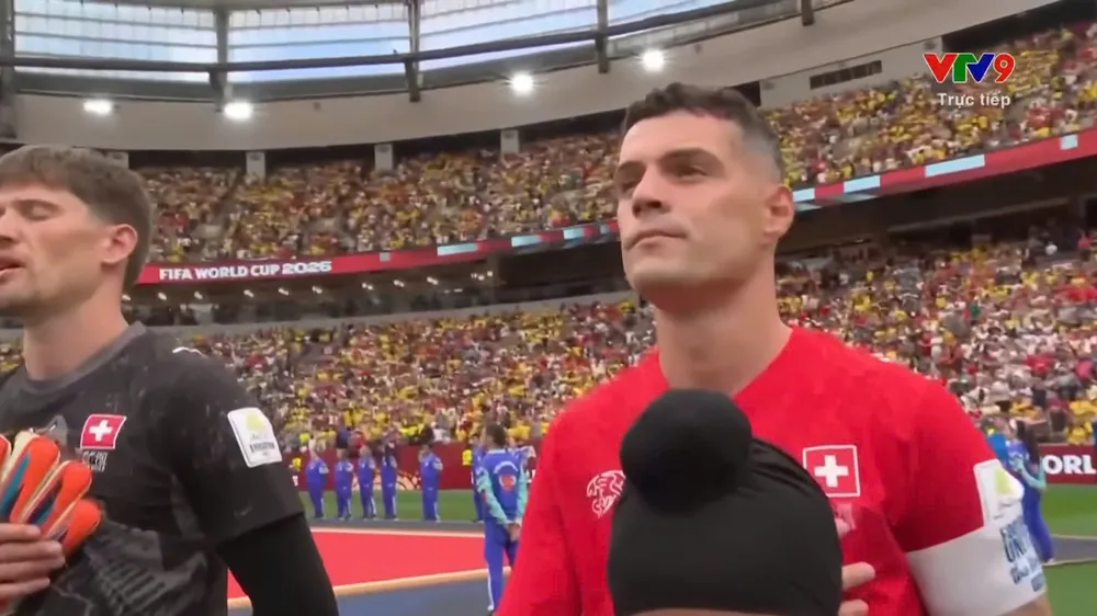 Đội trưởng Granit Xhaka cùng thủ môn xuất sắc Gregor Kobel. ẢNH: CHỤP MÀN HÌNH VTV