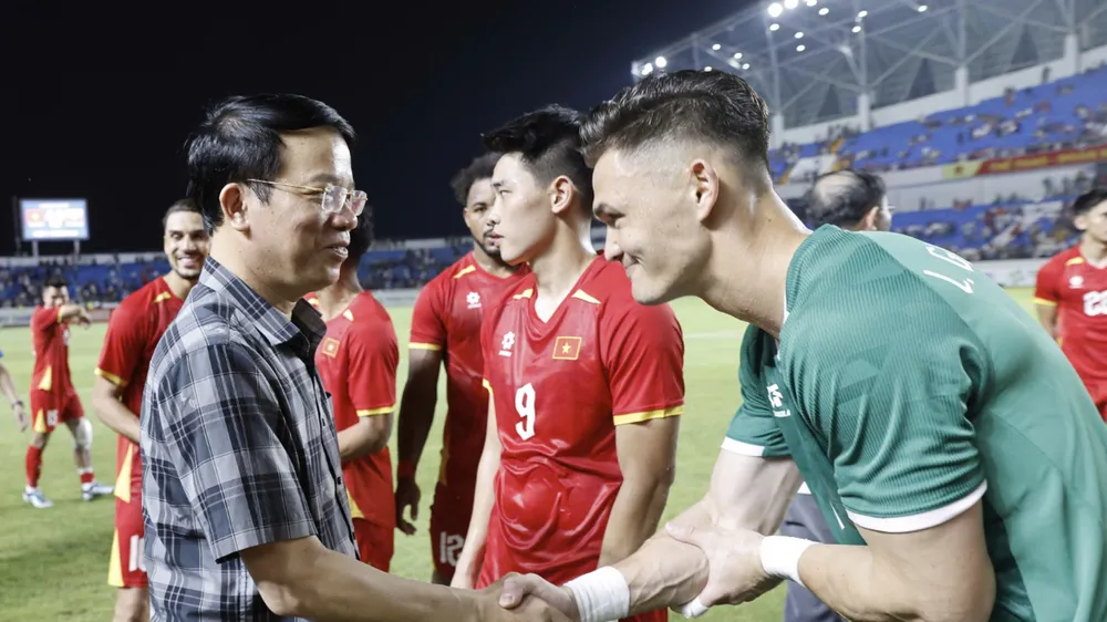 Thủ môn Patrik Lê Giang nhận được sự động viên từ các lãnh đạo sau màn ra mắt ấn tượng tại đội tuyển Việt Nam. ẢNH: NHẬT ĐOÀN 