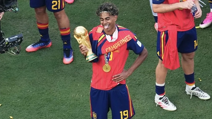 Lamine Yamal đi vào lịch sử khi vô địch cả World Cup lẫn EURO