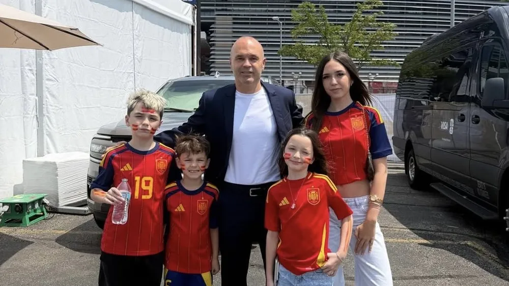 Andres Iniesta đưa gia đình đến cổ vũ cho Tây Ban Nha
