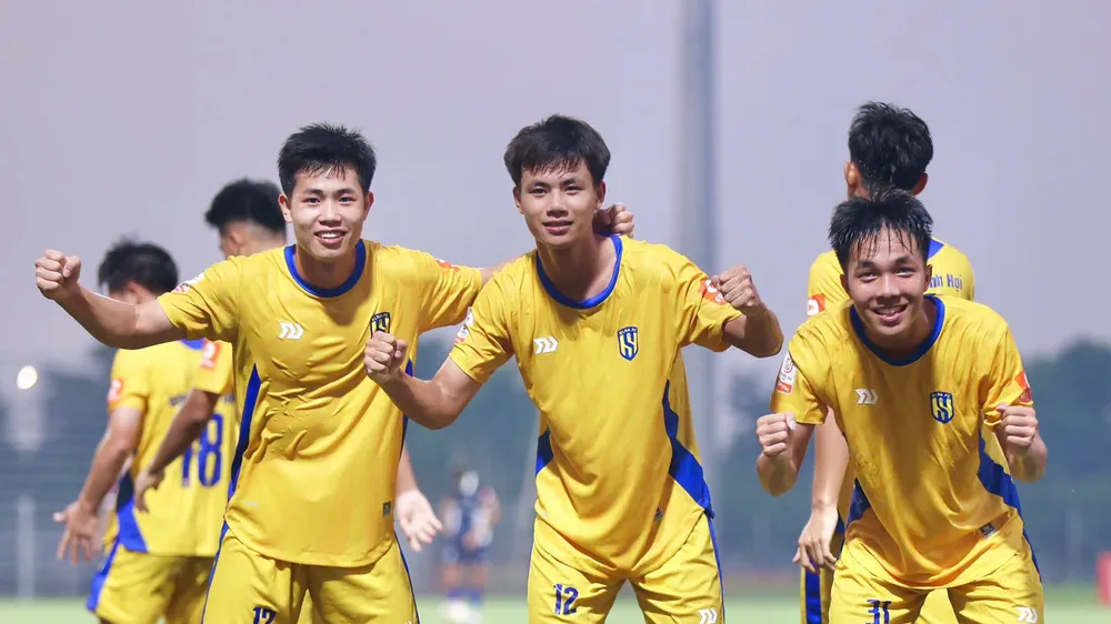 Niềm vui của các cầu thủ SLNA. ẢNH: TÂM HÀ 