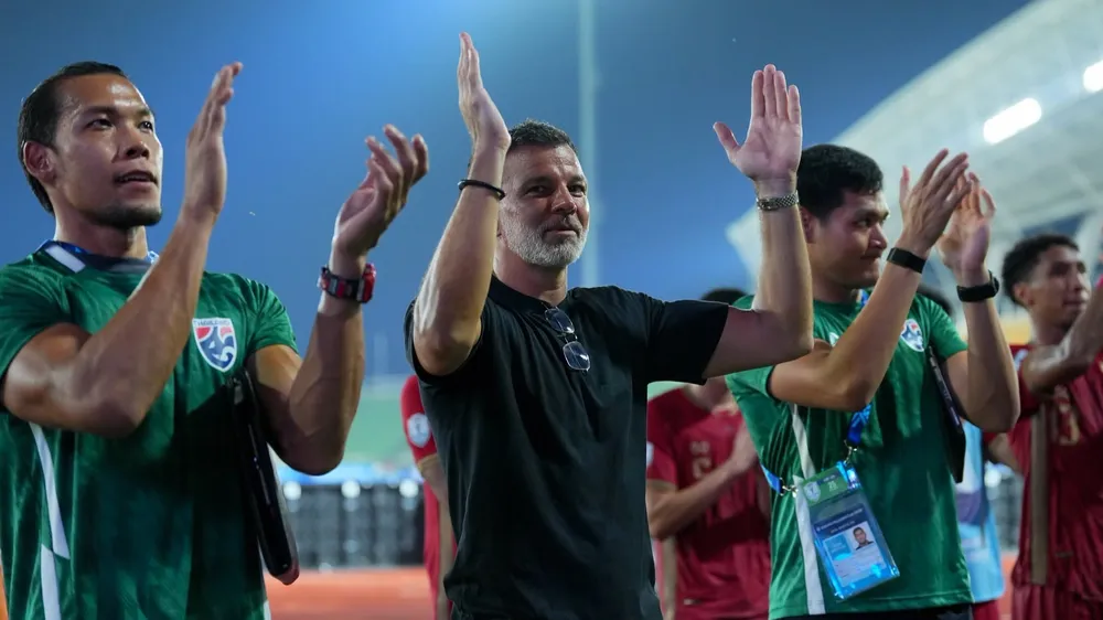 HLV Anthony Hudson (áo đen) của tuyển Thái Lan. ẢNH: FAT 