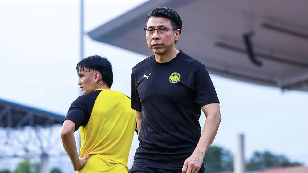 HLV Tan Cheng Hoe đang cùng tuyển Malaysia chuẩn bị cho cuộc so tài với Lào. ẢNH: FAM 