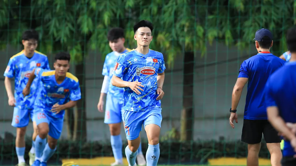 Người hâm mộ xem U23 Việt Nam thi đấu ASIAD 2026 vào giữa trưa