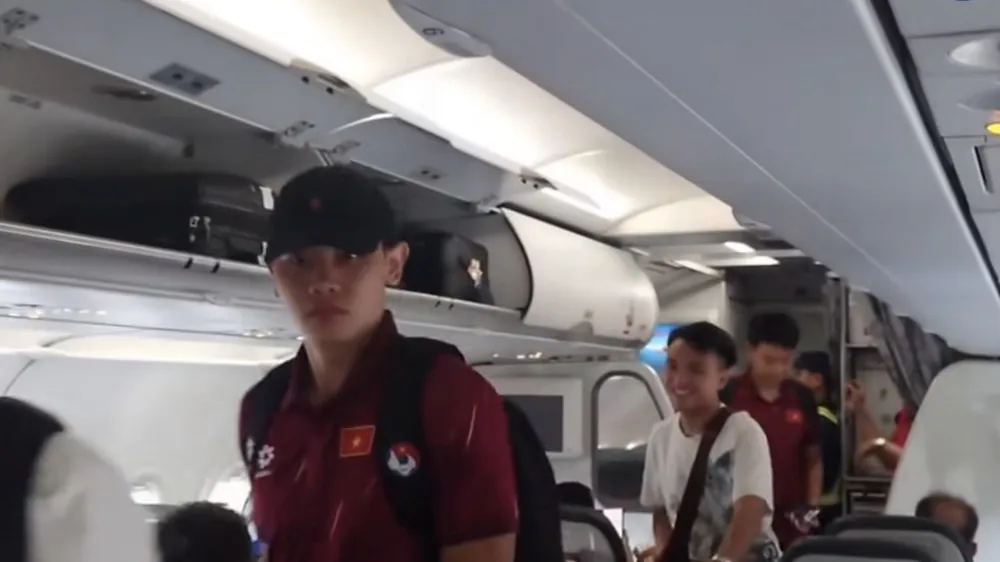 Tiền đạo Nguyễn Đình Bắc trầm ngâm trước giờ lên đường sang Indonesia. ẢNH: NHẬT ĐOÀN