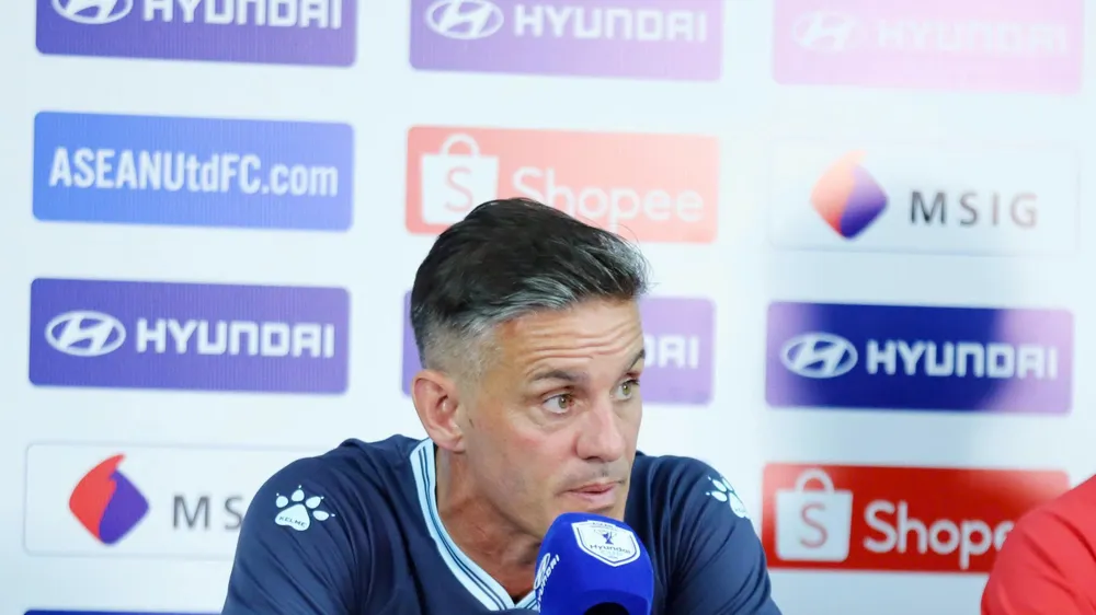 HLV John Herdman thể hiện sự thất vọng khi Indonesia thua trắng 0-3 ngay trên sân nhà. ẢNH: ANH KHOA 