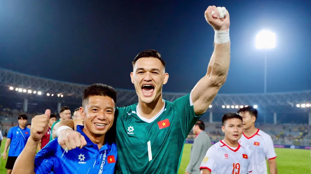 Thủ môn Lê Giang Patrik ăn mừng chiến thắng cùng trợ lý Lưu Danh Minh. ẢNH: ANH KHOA 