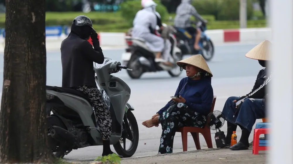 Một phe vé ngóng chờ khách đến mua vé xem trận Việt Nam - Malaysia. ẢNH: TÂM HÀ 
