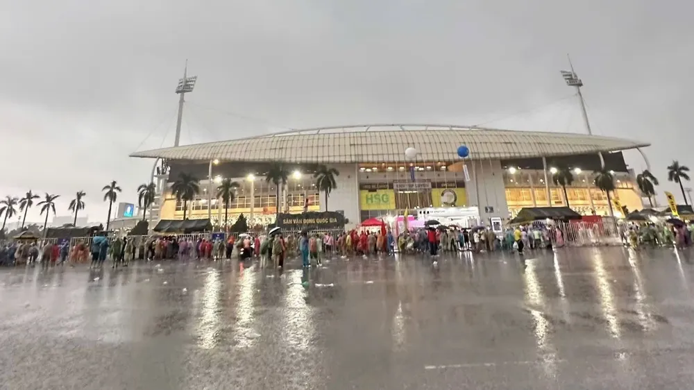 Sân Mỹ Đình mưa lớn trước trận bán kết lượt về ASEAN Cup 2026 giữa Việt Nam - Malaysia (ẢNH: TÂM HÀ) 