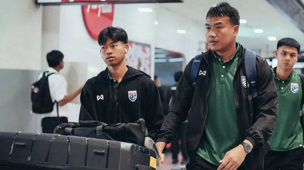 Đội tuyển Thái Lan tại sân bay Don Mueang, (ẢNH: SANTOS)