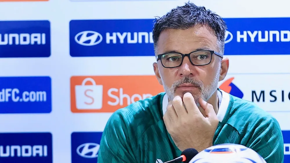 HLV Anthony Hudson của Thái Lan dành sự tôn trọng tuyệt đối đến đội tuyển Việt Nam (ẢNH: HỮU THÀNH)