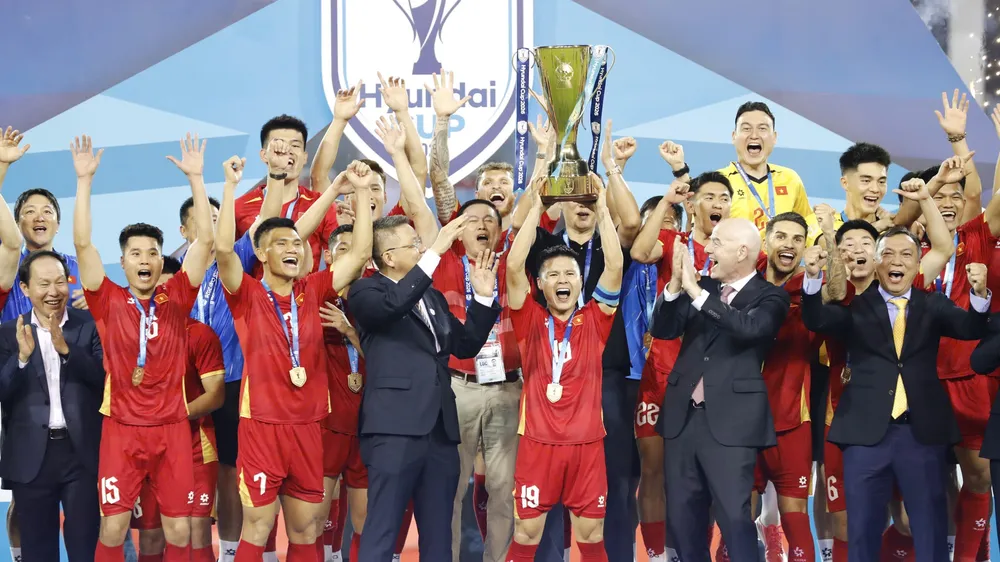 Chủ tịch FIFA trao cúp vô địch ASEAN Cup 2026 cho tuyển Việt Nam