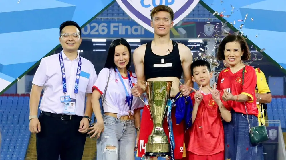 Nguyễn Hoàng Đức ăn mừng chức vô địch ASEAN Cup 2026 cùng gia đình và người thân (ẢNH: QUANG TIẾN)