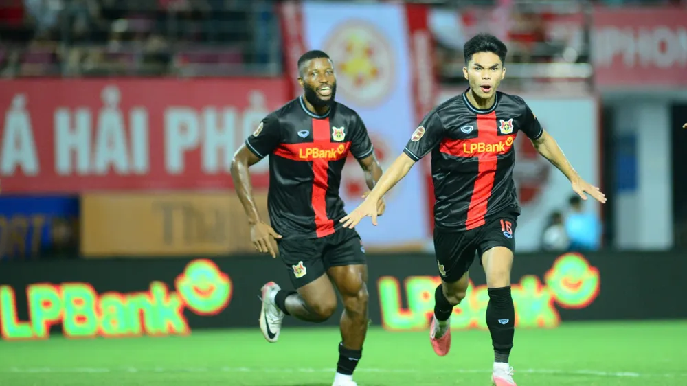 Các cầu thủ Ninh Bình có trận ra quân V-League 2026-2027 đầy ấn tượng (ẢNH: QUỲNH MAI)