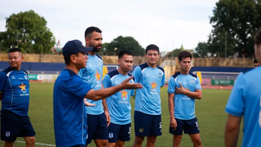 HLV Văn Sỹ Sơn cùng các cầu thủ SLNA đối diện áp lực chiến thắng ở trận ra quân V-League 2026-2027 (ẢNH: SỸ HIẾU)
