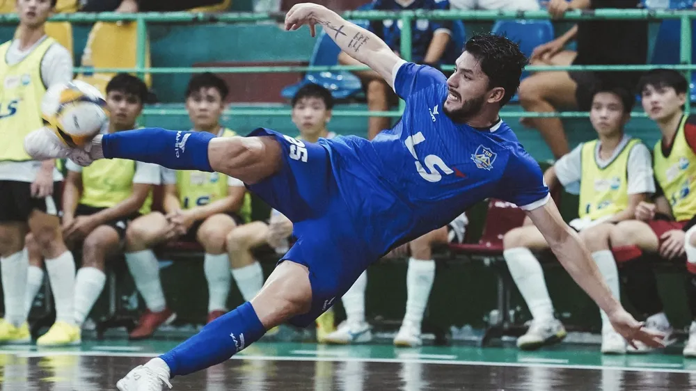 Cú bắt volley thành bàn của ngoại binh Italo Bob mang về chiến thắng cho Thái Sơn Nam TPHCM. ẢNH: NGUYỄN QUANG