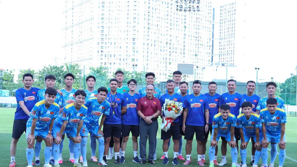 Tổng Thư ký VFF Nguyễn Văn Phú đến động viên các tuyển thủ U23 Việt Nam trước khi lên đường dự ASIAD 2026. ẢNH: NHẬT ĐOÀN 